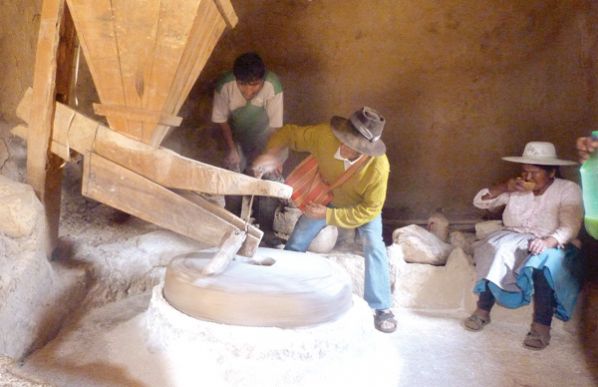FREDDY BELTRÁN PERALTA EXPLICA EL FUNCIONAMIENTO DEL MOLINO DE AGUA.