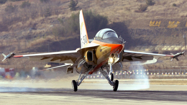 El caza T-50 Golden Eagle, durante su vuelo de entrenamiento en la base aérea Sacheon, a 430 kilómetros al sur de Seúl, Corea del Sur.