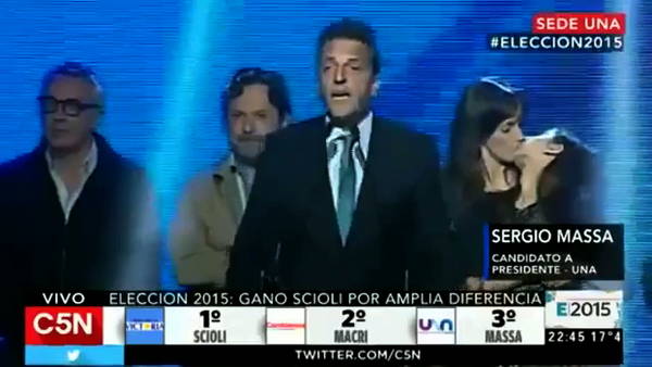 Beso de Malena Galmarini a su hija