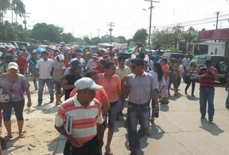 Los ‘mañaneros’ marcharon desde el tercer anillo de la avenida Santos Dumont hasta el Concejo Municipal en protesta por la detención de René Troncoso