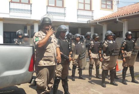 Solo 14 gendarmes custodian el edificio del Concejo Municipal hasta donde han llegado los 'mañaneros' a protestar