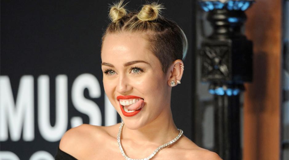Miley-Cyrus-tendr--libertad-total-en-los-2015-MTV-Video-Music-Awards-shaune-fraser-Olimpic-Swimmer-Cayman-Island