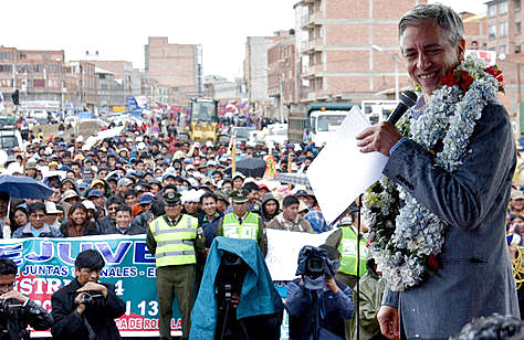 García en la entrega de obras de mejoramiento de calles y vías de acceso urbano en El Alto