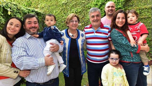 Con su familia. Mario Das Neves (en el centro, de chomba rayada), ayer en su casa de Trelew. 