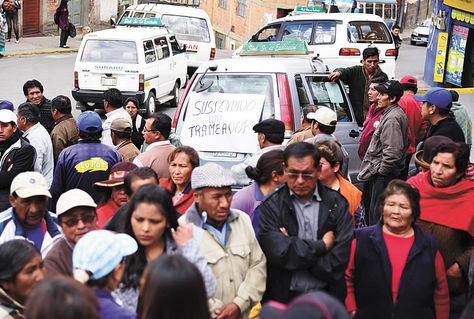 Protesta. Un minibús ‘trameador’ con el letrero puesto ayer por vecinos de Vino Tinto contra el sindicato Exaltación.
