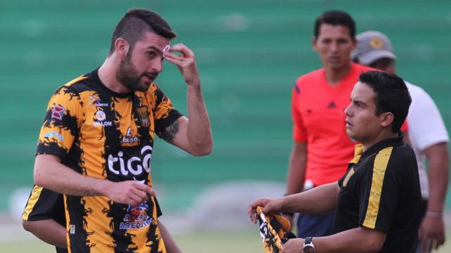Federico Pereyra sufrió un corte a la altura en su parpado izquierdo tras un choque con el delantero Pablo Salinas. Foto: Daniel Walker