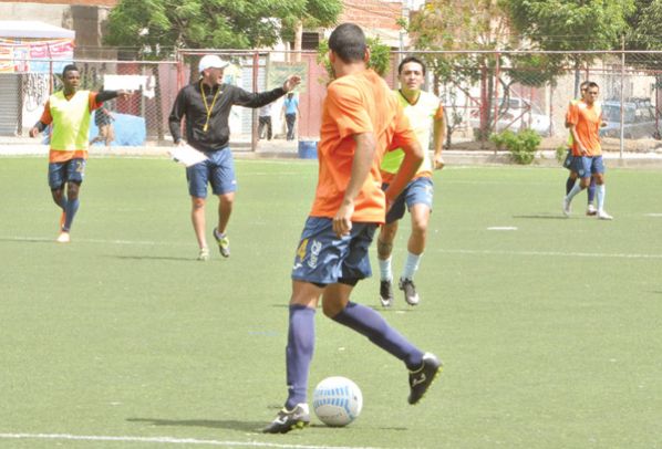 ENFOCADOS. LOS JUGADORES CELESTES ENTRENAN EN SU COMPLEJO, CONCENTRADOS EN LA VICTORIA PRÓXIMA.