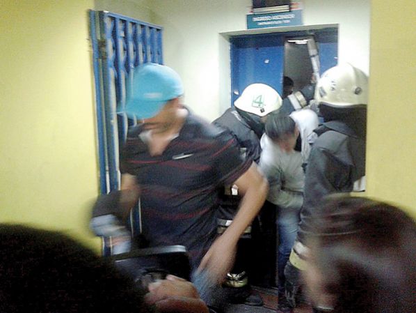 EL SAR EVACÚA PERSONAS DEL ASCENSOR DEL CAPRILES