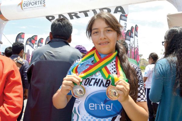 CAMPEONA FELIZ. MICAELA SARABIA OSTENTA CON ORGULLO SUS MEDALLAS, AYER.