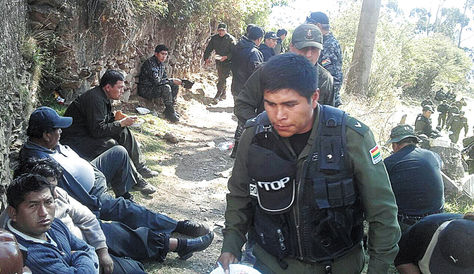 Control. Policías arribaron el 15 de agosto de 2014 a la comunidad Ananea, en el norte de La Paz, para poner fin a un conflicto por una mina.