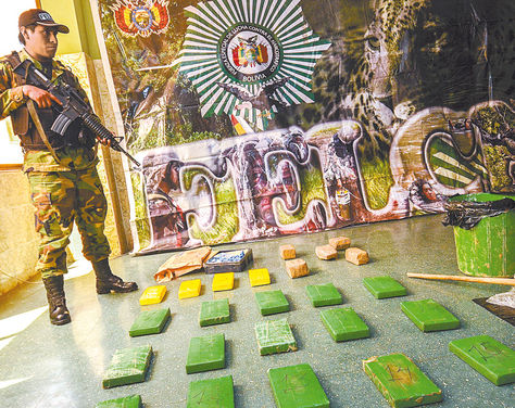 Interdicción. Un efectivo de la FELCN junto a la droga incautada en cuatro operativos en La Paz.