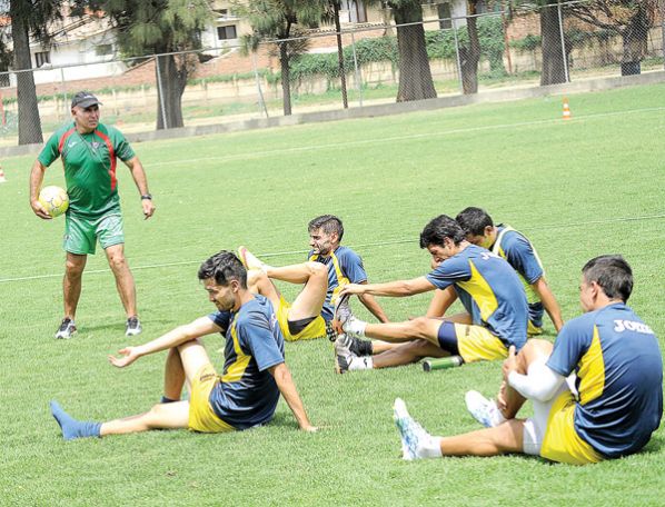 EL TÉCNICO JUAN MANUEL LLOP (I) BRINDA INSTRUCCIONES A LOS JUGADORES DE WILSTER DURANTE LA ELONGACIÓN.