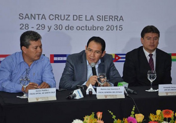 El fiscal general, Ramiro Guerrero (centro), anuncia la reunión, ayer Santa Cruz. | Rene Roman -     Los Tiempos