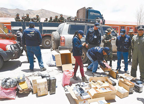 Muestra. La Aduana presentó la mercancía confiscada en Oruro. 