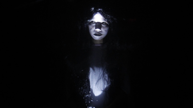 Una actriz vestida de fantasma durante la celebración de Halloween en un centro comercial en Manila