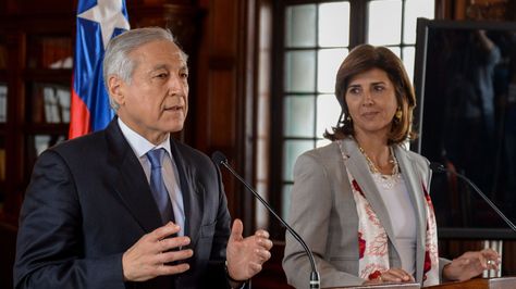 El canciller de Chile, Heraldo Muñoz, junto a su homóloga de Colombia, María Ángela Holguín. Foto: EFE