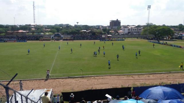 El compromiso entre Sport Boys y Bolívar se disputa bajo un calor infernal en Warnes. Foto: Jordy Mauricio Ugarte
