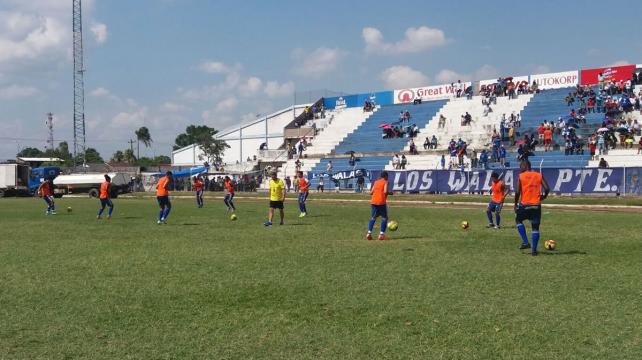 El 'Toro' trabaja en el césped del estadio Samuel Vaca. Foto: Jordy Mauricio Ugarte