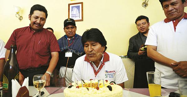 Evo Morales vestía una polera con el Sí, al momento de soplar las velas por su cumpleaños