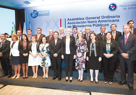 Autoridades. Fiscales y delegados de ministerios públicos de países iberoamericanos en la foto oficial de su 23 asamblea en Santa Cruz.