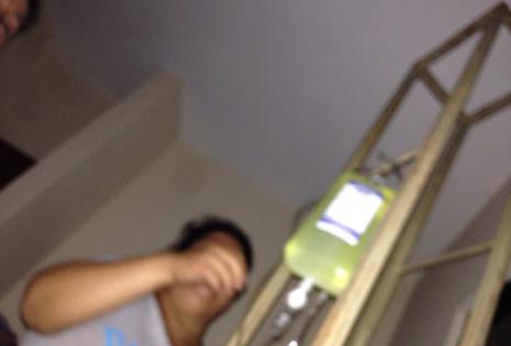 Esta es la imagen, tomada por el fallecido Cristian, que registra el momento en que la enfermera (en presencia de la madre de los adolescentes) le inyecta el suero