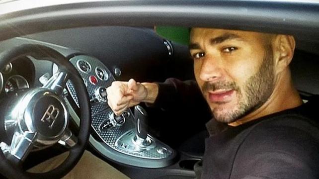 Karim Benzema en su vehículo. Esta es la segunda vez que infringe esta norma. Foto: Internet