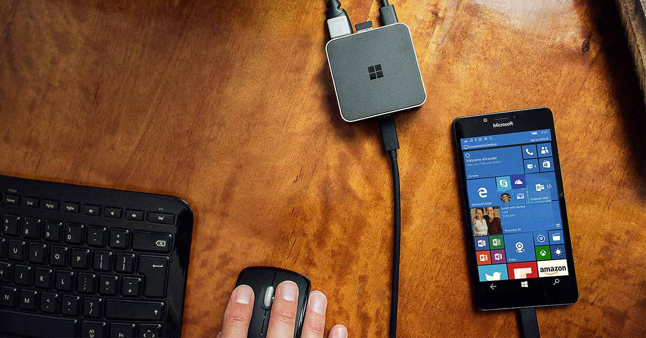 Display Dock conectado a un Microsoft Lumia