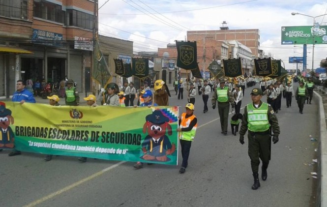 El Alto: cientos de brigadistas escolares se comprometen a luchar contra la inseguridad ciudadana