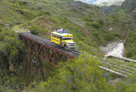 Viaje a Aiquile en bus carril Este Dodge ‘52 sale de Cochabamba tres veces por  semana. El viaje dura ocho horas