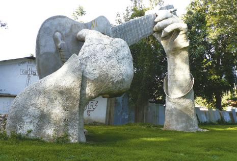 Está en el parque del Kjochi Imponente infraestructura de cemento en forma de charango. Es uno de los monumentos más representativos de Aiquile