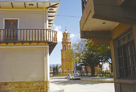 Postales  multicolores  La catedral San Pedro Virgen de la Candelaria y los Ch´ampas (nación indigena originaria) son imágenes  ineludibles