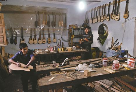Donde dan vida al charango Más de 100 habilidosos artesanos de  Aiquile y las comunidades de San Pedro  y Común Pampa trabajan la madera