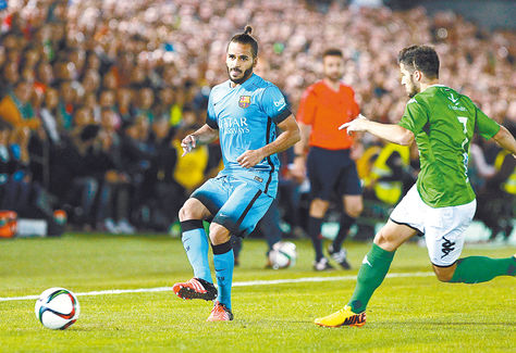 El delantero brasileño Douglas Pereira (izq.), del Barcelona, remata ante la marca de un jugador del Villanovense. Foto: EFE