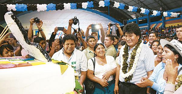 Evo Morales recibió una torta de coca de sus seguidores en Chapare
