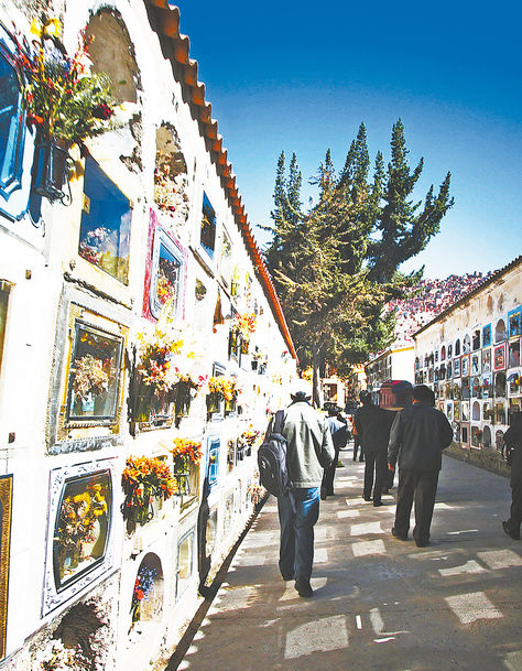 Un pasillo del Cementerio General, en la zona de Callampaya de la ciudad de La Paz.