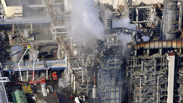 Humo elevándose desde la planta Mitsubishi Gas Chemical Company tras el incendio en Kamisu, Japón, el 21 de diciembre de 2007