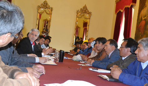 El presidente en ejercicio Álvaro García se reunión con dirigentes de la COB y de la Conalcam