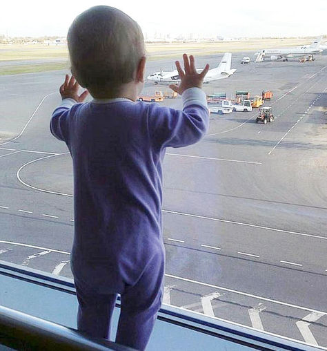 Darina Gromova, de 10 meses, en el aeropuerto de Pulkovo de San Petersburgo, antes de subir al avión ruso siniestrado en el Sinaí. 