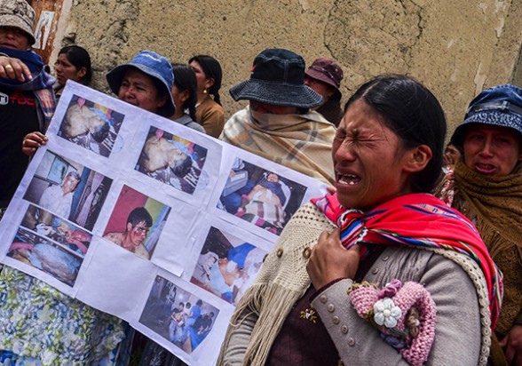 Familiares de mineros fallecidos protestan en la ciudad de La Paz, ayer. -   Apg Agencia