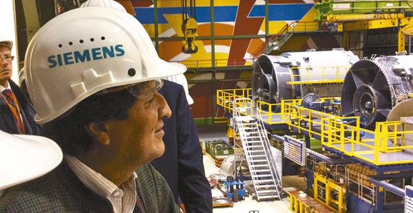 El presidente Morales visitó la empresa de electroingeniería Siemens
