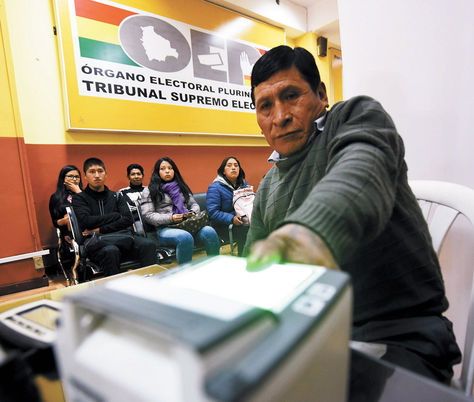 Registro. Un ciudadano registra la huella de su dedo pulgar en un punto de empadronamiento, ayer.