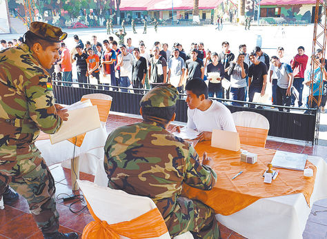 Reclutamiento. Jóvenes hacen su trámite para enlistarse en la ciudad de Cochabamba. 