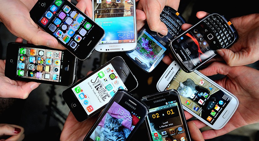smatphones espa%C3%B1a 830x452 La CNMC revela que más del 70 por ciento de los españoles tiene un smartphone 