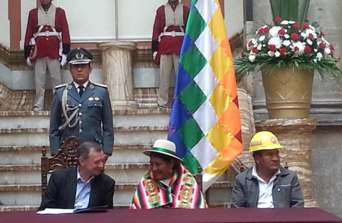 El presidente en ejercicio José Alberto Gonzales promulgó la Ley Referéndum. Foto: Gentileza