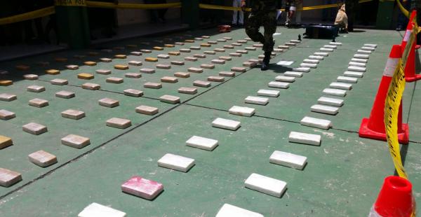 En el Comando Departamental de la Policía, en Santa Cruz, el ministro de Gobierno, Carlos Romero, presentó los 200 kilos de cocaína incautada en San Ignacio de Velasco