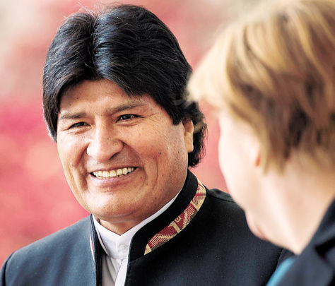Berlín. El mandatario Evo Morales junto a la canciller federal de Alemania, Angela Merkel, el miércoles.