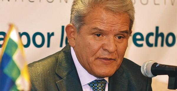 El defensor del Pueblo, Rolando Villena, cuestionó la falta de apoyo económico del Ejecutivo