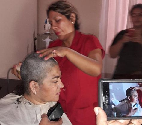 Claudia Eguez se hizo cortar al ras el cabello en Trinidad como una forma de protesta por la reiterada suspensión de audiencia de libertad de su esposo, el exgobernador Carmelo Lens