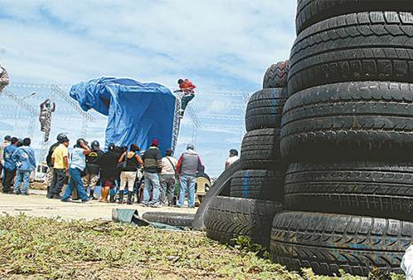 Los ‘llanteros’ se posesionaron junto al trillo en una rotonda del D-8