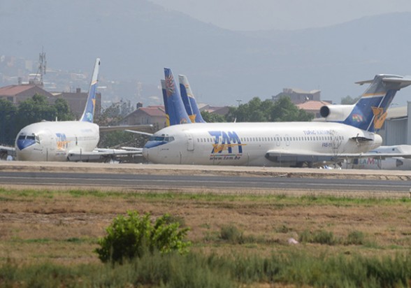 Aviones del TAM parados en el hangar de la base áerea de la FAB, en Cochabamba. - José Rocha Los Tiempos